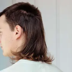 En tjej med en modern mullet frisyr, kortklippt upptill och längre i nacken.