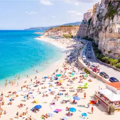 Le spiagge di Tropea, con la sabbia dorata, il mare cristallino e la scogliera a picco, sono un vero paradiso.