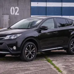 Czarny Toyota RAV4 2020. Sprawdź atrakcyjną cenę tego SUV-a.