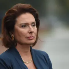 Kobieta w granatowej marynarce, ze złotą biżuterią, wygląda na dojrzałą. Trudno zgadnąć, ile lat ma Kidawa Błońska.