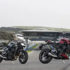 Dwa motocykle Triumph Street Triple 675 na torze wyścigowym. Czerwony i grafitowy. Dane techniczne w zasięgu wzroku.