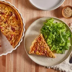 Tarta de atún dorada, servida con ensalada fresca. Un plato perfecto para disfrutar.