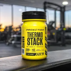 Barattolo giallo di Thermo Stack, un integratore termogenico, in palestra. Quanto tempo da risultati? Dipende dal tuo impegno.