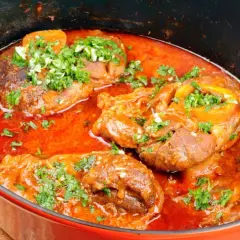 Un plat mijoté de morceaux de dinde tendres, baignant dans une sauce rouge savoureuse et garni de persil frais. Un délice d'osso bucco de dinde.