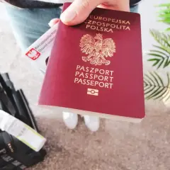 Paszport i dowód osobisty gotowe do podróży. Czy do Rumunii potrzebny jest paszport? Tak, jeśli nie jesteś obywatelem UE.