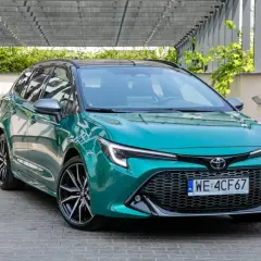 Zielona Toyota Corolla kombi z czarnym dachem, prezentująca swoje dynamiczne linie. Idealna do miasta i na dalsze trasy, jej toyota corolla wymiary zapewniają komfort.