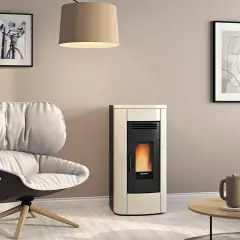 Gemütliches Wohnzimmer mit modernem Pellet-Kaminofen, dessen Flammen hinter Glas tanzen. Die schlichte tapete hinter kaminofen unterstreicht das Design.