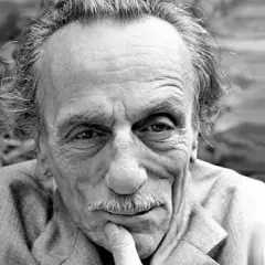 Ritratto in bianco e nero di un anziano uomo con baffi, uno dei grandi attori napoletani, con la mano sul mento.