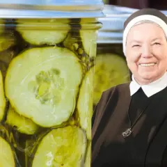 Uśmiechnięta zakonnica obok słoików z ogórkami. Jej przepis na mizerię do słoików jest ponoć najlepszy w okolicy.