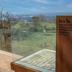Widok z platformy na Górze Św. Anny. Tablica informuje o obszarze Natura 2000, rezerwacie przyrody i pomniku historii.