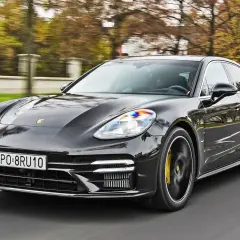 Czarny Porsche Panamera w ruchu. Sprawdź aktualną porsche panamera cena i możliwości tego luksusowego sedana.