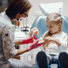 Pierwsza wizyta u dentysty dziecka: Idealny wiek i jak bez strachu?