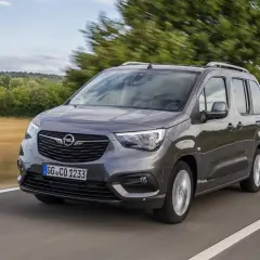 Szary Opel Combo-e Life na drodze. Czy to jest ten Opel, który jest najlepszy?