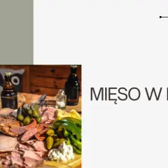 Talerz wędlin i mięs z ogórkami i papryką, obok butelka piwa. Czy jedzenie mięsa w piątek to grzech?