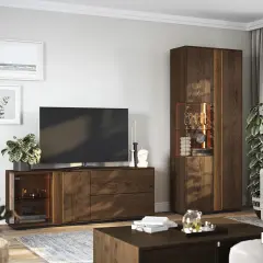 Elegancki salon z meblami z litego drewna dąb europejski. Komoda RTV, wysoka witryna i stolik kawowy tworzą przytulną atmosferę.