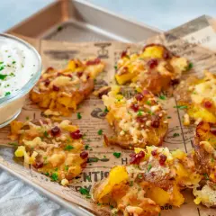 Knusprige Kartoffel-Snacks mit Käse und Speck, perfekt zum gesunde snacks selber machen. Dazu ein Dip mit Kräutern.