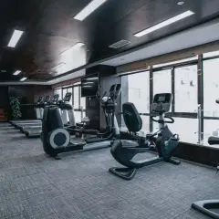 Nowoczesna siłownia z bieżniami, rowerkami i orbitrekami. Sprawdź, jaka jest karta multisport cena i zacznij trening!
