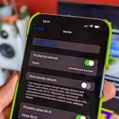 Ekran iPhone'a pokazuje ustawienia Wi-Fi. Widzimy opcję "Zapomnij tę sieć" i pole "Hasło", co może pomóc w sytuacji, gdy zastanawiasz się, jak odzyskać hasło do Wi-Fi.
