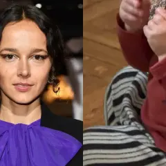 Monika Brodka z dziećmi. Artystka w fioletowej kokardzie obok malucha w czerwonym sweterku i pasiastych spodniach.
