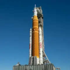 Potężna rakieta NASA Space Launch System (SLS) gotowa do startu. Dwa potężne boostery rakietowe po bokach centralnego zbiornika paliwa.