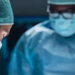 Chirurghi in sala operatoria, concentrati sul loro lavoro. Il loro impegno ha un autoptico significato per la vita dei pazienti.