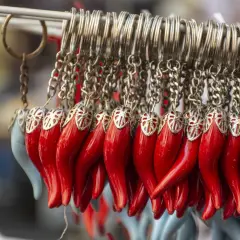Portachiavi a forma di cornetti rossi, simbolo di "buona fortuna in napoletano", appesi a una catena.