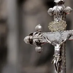 Ein detailreiches Silberkreuz mit Jesusfigur. Die aufwendige Verzierung erinnert an eine Erleuchtung, die tiefe epiphanie bedeutung.