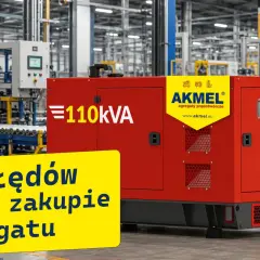 Czerwony agregat prądotwórczy 110kVA marki AKMEL w hali produkcyjnej. Obok żółta tablica z napisem "7 błędów przy zakupie agregatu".
