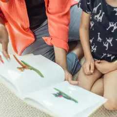 Mama czyta dziecku bajkę o zwierzątkach, ćwicząc zmiękczenia w języku polskim.