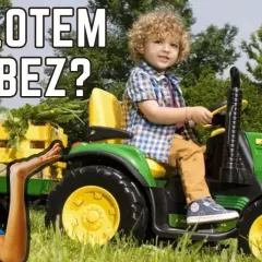 Mały rolnik na zielonym **John Deere traktorze dla dzieci** z przyczepą pełną warzyw. Czy steruje nim pilot?