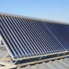 Eine Reihe von Vakuumröhrenkollektoren für Solarthermie, bereit für die Reinigung, um die Effizienz zu maximieren.