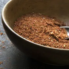 En skål med kryddblandning för tacos. Perfekt för ditt tacokrydda recept.