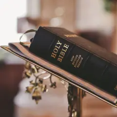 Na stojaku leży Biblia. Czy wahadełko jest niebezpieczne? Ta księga zawiera odpowiedzi.