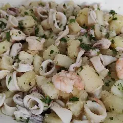 Recetas irresistibles de patatas con calamares y gambas para disfrutar