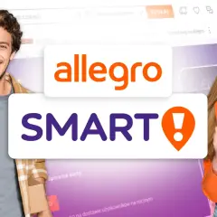 Uśmiechnięci ludzie z paczką i telefonem, logo Allegro Smart. Dowiedz się, allegro smart co to jest i jakie korzyści daje.