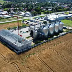 Budowa silosów zbożowych. Rei 60 oznacza klasę odporności ogniowej, co jest ważne dla bezpieczeństwa magazynowania.