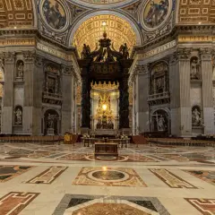 Interno maestoso della Basilica di San Pietro, un luogo imperdibile per chi decide di visitare Roma.
