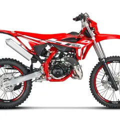Moto da cross rossa Beta RR 50, pronta per l'avventura. L'olio motore Beta RR 50 garantisce prestazioni ottimali.