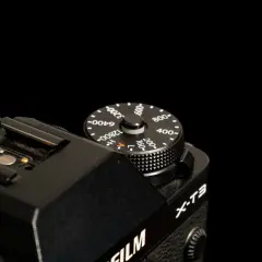 Pokrętło czułości ISO aparatu Fujifilm X-T3 ustawione na 400.
