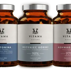 Trzy butelki suplementów diety Vitama: Melatonina, Różeniec Górski i Ashwagandha. Melatonina wspiera sen.