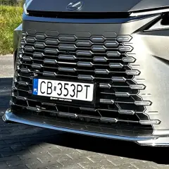 Szara krata Lexusa z tablicą rejestracyjną CB 353PT. Ciekawe, ct co to za rejestracja, czy to auto z zagranicy?