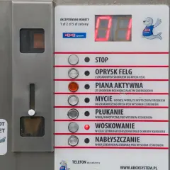 Panel myjni bezdotykowej z opcjami: STOP, oprysk felg, piana aktywna, mycie, płukanie, woskowanie, nabłyszczanie. Poznaj myjnia bezdotykowa triki!
