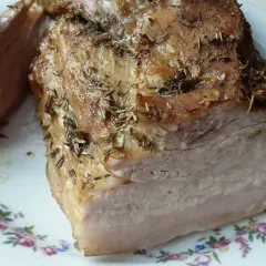 Pieczony boczek z ziołami, idealny na niedzielny obiad. Ta marynata do boczku surowego do pieczenia sprawia, że mięso jest soczyste i aromatyczne.