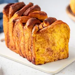Pane fatto in casa ricetta della nonna, soffice e dorato, con un profumo di cannella che ricorda i dolci autunnali.