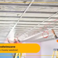 Montaż podwieszanego sufitu. Widoczna konstrukcja metalowa i instalacje.