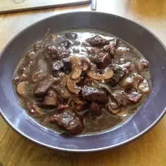 Un plat de bœuf mijoté dans une sauce riche, avec des champignons et des lardons. Un vrai délice pour un bourguignon, parfait avec un bon vin pour bourguignon.