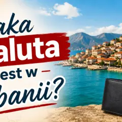 Jaka waluta jest w Albanii? Czarny portfel na tle malowniczego wybrzeża i flagi Albanii.