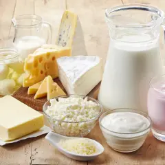 Różnorodne produkty mleczne: ser, masło, jogurt, mleko, twaróg.