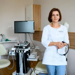 Lekarz od strun głosowych w gabinecie laryngologicznym, gotowy do badania.