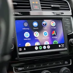 Ekran samochodu z ikonami aplikacji na Android Auto: Volkswagen, Discord, Kalendarz, Mapy, Google, Messenger, MyRadar, Spotify.